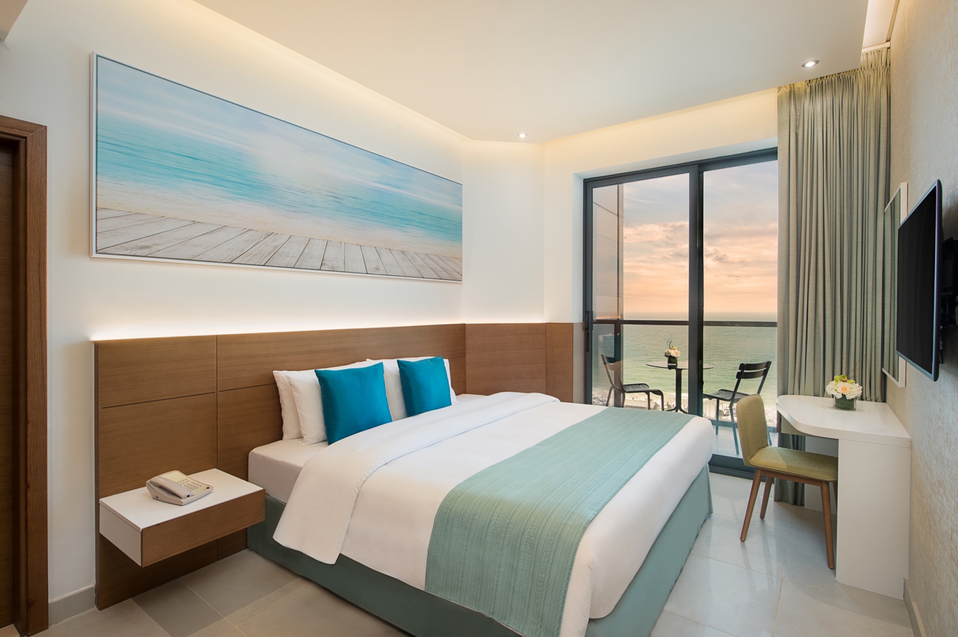 Wyndham garden phuket 5. Отель в Аджмане Wyndham. Виндхам Гарден Аджман Корниш. Отель Wyndham Garden Ajman Corniche. ОАЭ Аджман отель Wyndham Garden Ajman Corniche 4.