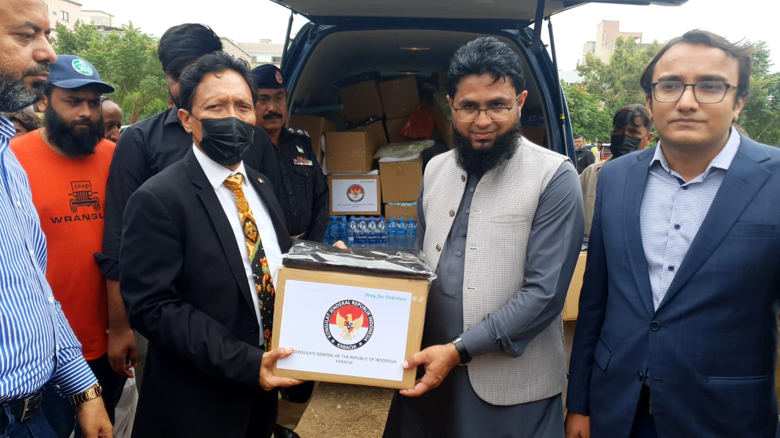 Consul General Of Indonesia In Karachi Visits Relief Camps At Gulshan E   Indonesia 