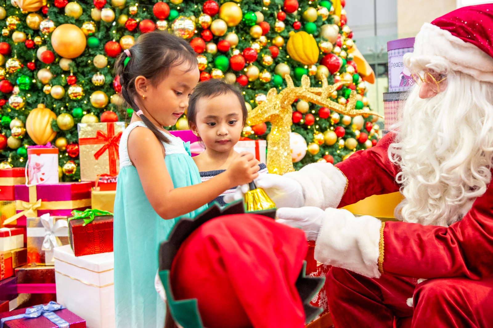 Gifting Christmas Celebration at BurJuman Mall Daily gifts to be won